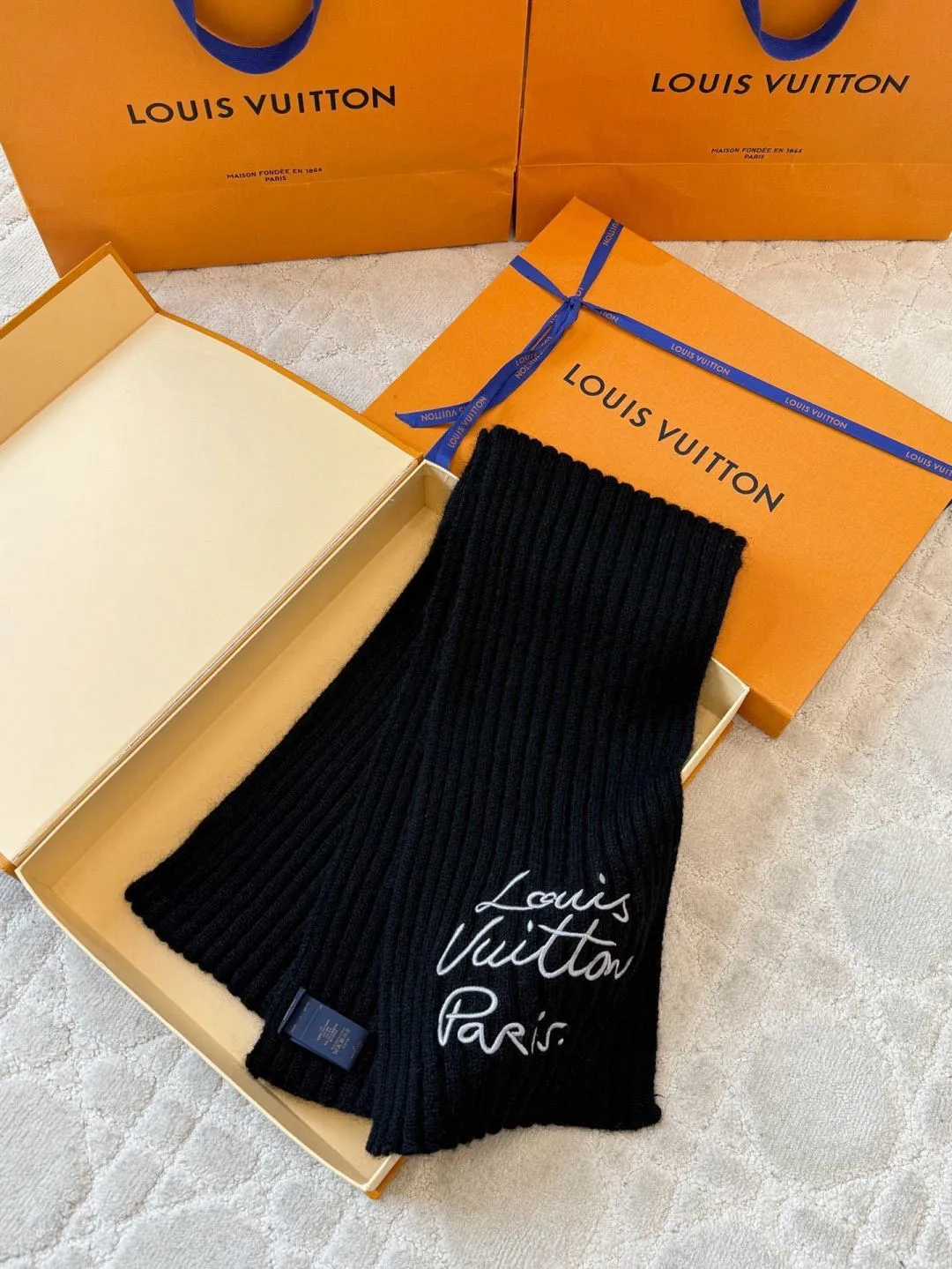 LOUIS VUITTON autumn and winter ski series scarf ●Original version: 5450 purchase and development ●Item number: 1682012-B05 ●Fabric: wool blended fabric ●Technology: knitted production ●Color: black/white ●Version: fitted version ●Description: This Louis Vuitton scarf is made of high-count fine cashmere blended material and is woven through 12-needle precision vertical pit strip knitting technology. The texture is uniform and fine, with both softness and drape. The "Louis Vuitton Paris" logo on the front of the scarf is presented using a three-dimensional embroidery process: it is first shaped with embroidery thread of the same color, and then three layers of gradient stitching are added to make the font outline clear and textured, and blend naturally with the knitted fabric. The finished product is steam pre-shrunk and hand-ironed to ensure dimensional stability and fluffy touch. The packaging uses the brand's exclusive gift box. From material selection to detailed craftsmanship, the production standards of the brand's high-end line are continued, taking into account warmth retention and decoration. The overall wiring is straight and delicate, the fabric is comfortable and soft, and the color is consistent without color difference. It can be matched with the same style to create a fashionable look and control various occasions. Customized accessories, complete with three standards, same style for men and women!